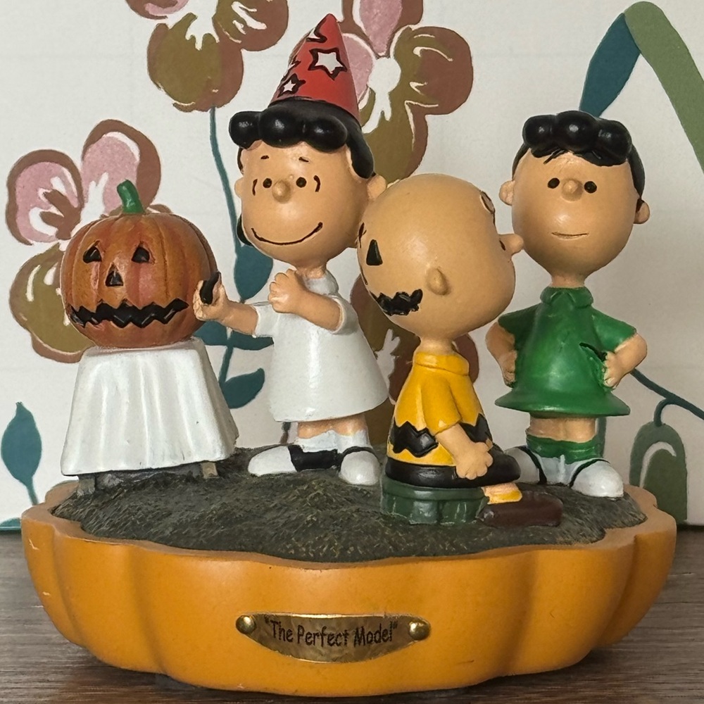 Hawthorne Village Peanuts "It's the Great Pumpkin” figurine “The Perfect Model”